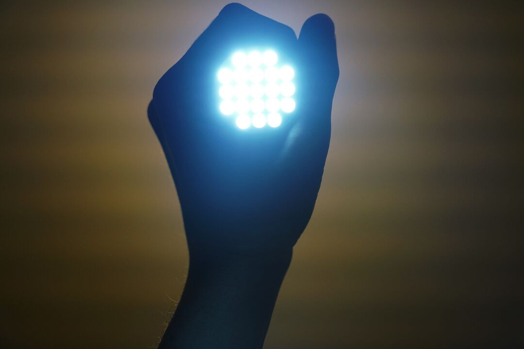 LED lambaları kullanmak elektrikten tasarruf etmenin iyi bir yoludur